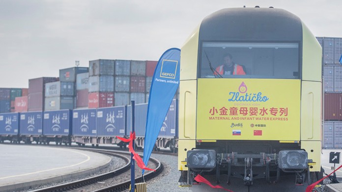 Slovenský vlak, ktorý dopraví dojčenskú vodu do Číny.