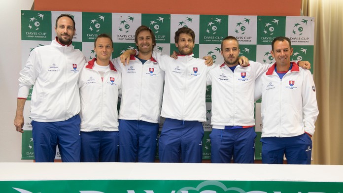 Slovenskí tenisoví reprezentanti zľava Igor Zelenay, Norbert Gomboš, Martin Kližan Jozef Kovalík, Andrej Martin a kapitán Domini