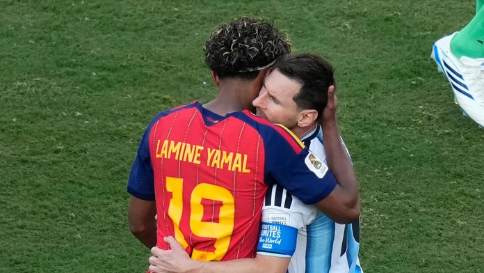 Megahviezdy svetového futbalu Lamine Yamal a Lionel Messi.