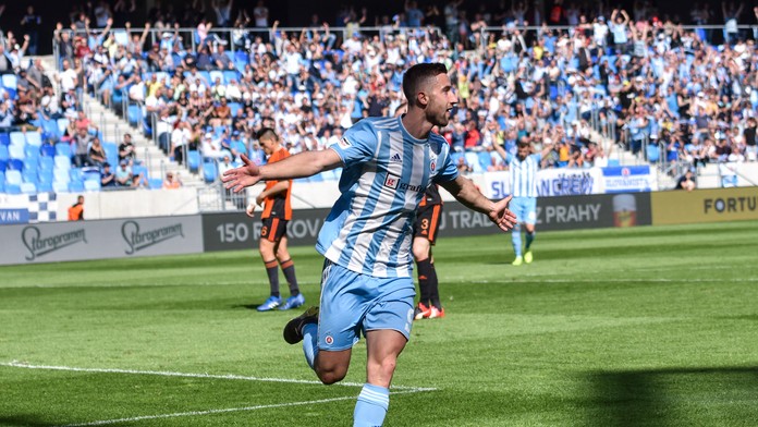 Andraž Šporar zo Slovana Bratislava oslavuje gól proti Ružomberku.