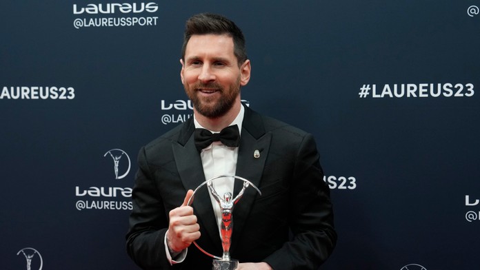 Lionel Messi pózuje s cenou počas slávnostného odovzdávania prestížnych športových cien Laureus World Sports Awards.