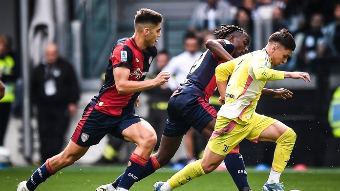 Vo Fiorentine dve červené a tri zahodené penalty. Obert ubránil Juventus, jeho Cagliari uhralo cenný výsledok