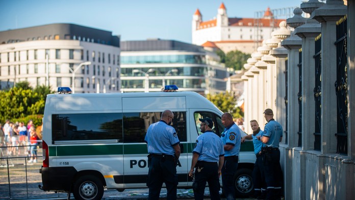 Na snímke príslušníci polície počas protestného zhromaždenia proti opatreniam vlády SR.