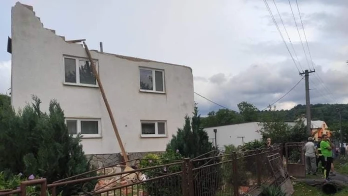Poškodený dom po tornáde.