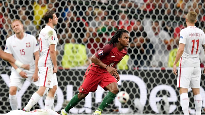 Tínedžer v drese Portugalska Renato Sanches sa teší po strelení vyrovnávajúceho gólu vo štvrťfinále ME proti Poľsku.