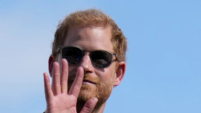 Princ Harry po prílete do Londýna.