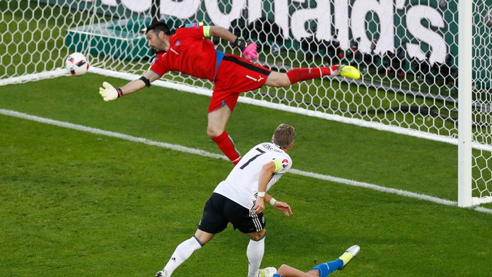 Nemecký futbalista Bastian Schweinsteiger (uprostred) a taliansky brankár Gianluigi Buffon vo štvrťfinále ME.