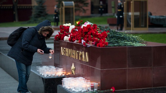 Od sobotňajšej havárie ruského airbusu v Egypte ľudia kladú kvety, fotografie obetí, plyšové hračky a papierové lietadlá pred pe