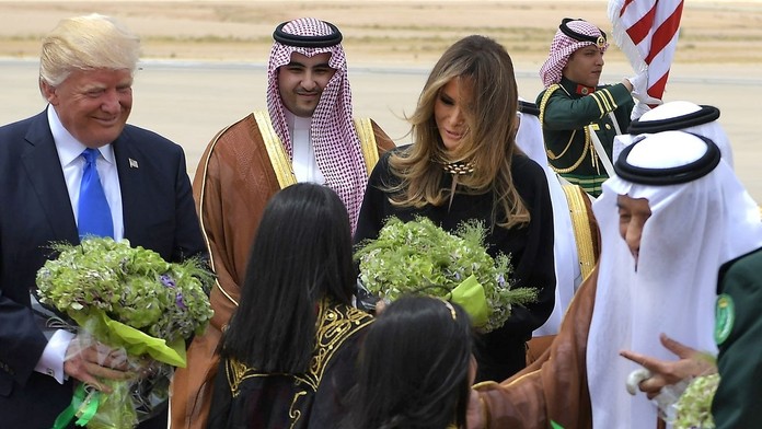 Melania Trumpová prišla bez pokrývky hlavy