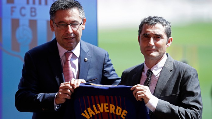 Tréner FC Barcelona Ernesto Valverde (vpravo) a prezident klubu Josep Maria Bartomeu. 