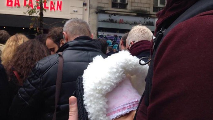 Hrala sa na mŕtvu medzi desiatkami obetí teroristov. Dnes je matkou krásnej dcérky