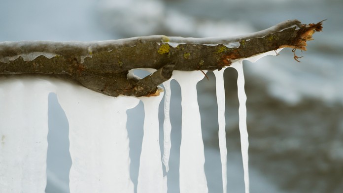 Na snímke ľadové útvary počas mrazivého dňa v Košiciach.