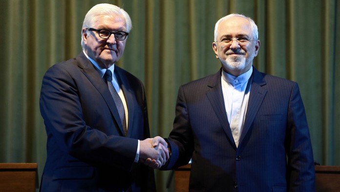 Na snímke vľavo nemecký minister zahraničných vecí Frank-Walter Steinmeier, vpravo iránsky minister zahraničných vecí Mohammad D