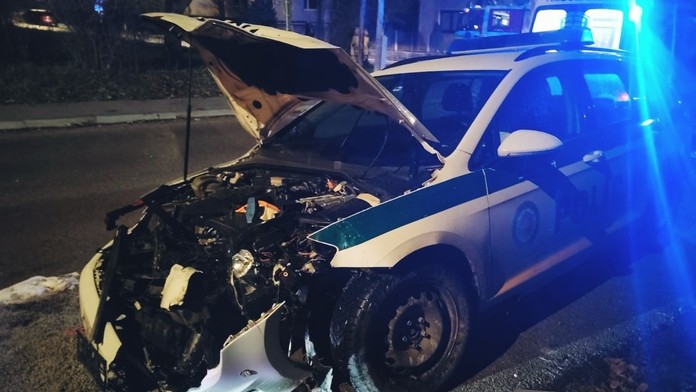 V Revúcej sa zrazili dve autá, vrátane policajného. Pri nehode utrpeli zranenia tri osoby