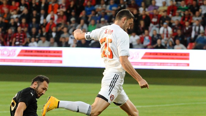 Na snímke vpravo Erik Sabo (Trnava) a vľavo Veldin Muharemovič (Sarajevo)