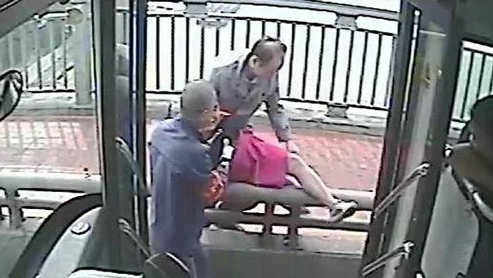 Vodič okamžite dupol na brzdu a ženu stiahol do bezpečia