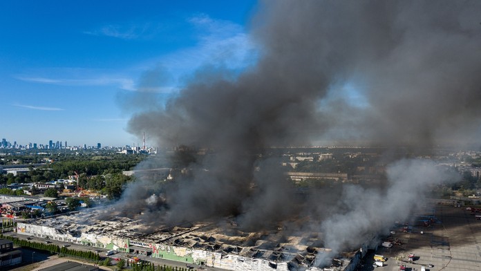 FOTO a VIDEO: Požiar zničil takmer celé nákupné centrum vo Varšave