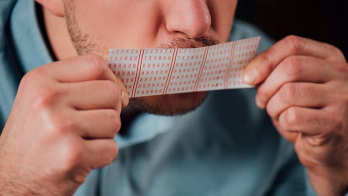 Vyhral jackpot bez toho, aby stavil. Na muža sa nečakane usmialo šťastie