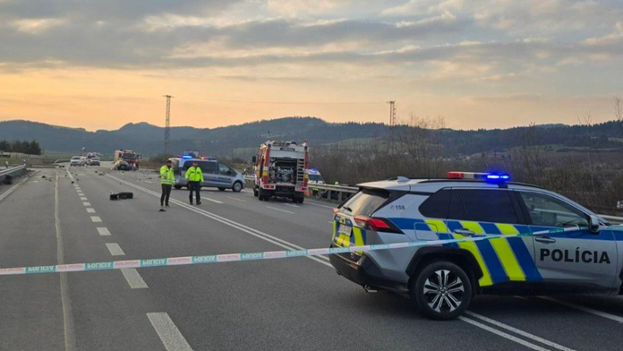Na snímke polícia dokumentuje nehodu medzi Starou Ľubovňou a Plavnicou, ktorá si vyžiadala jednu obeť.