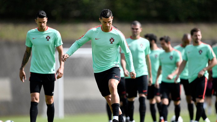 Cristiano Ronaldo počas tréningu portugalského národného tímu na ME.