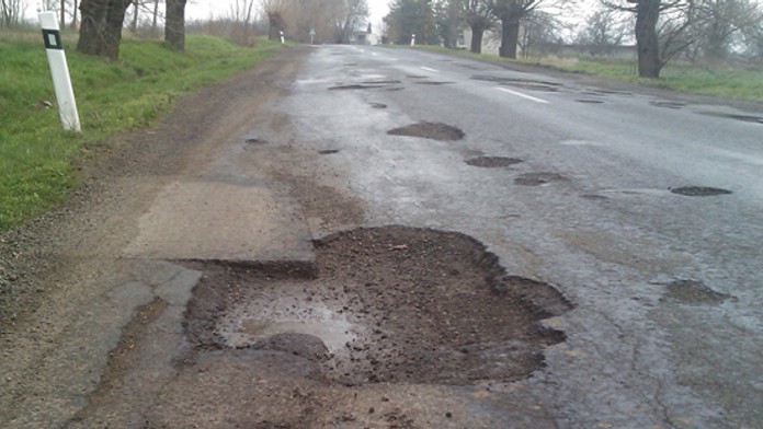 Výtlky na ceste Levice - Nové Zámky - 3