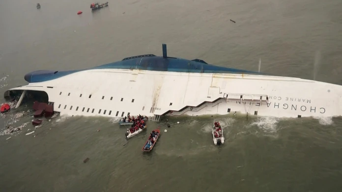 Vyzdvihnutie trajektu Sewol.