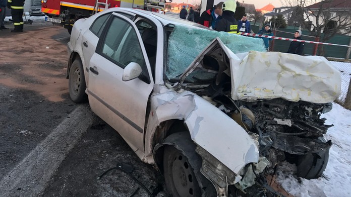 Predná časť osobného auta, ktoré sa čelne zrazilo v Trebaticiach s autobusom.