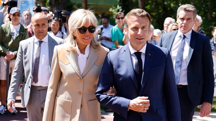 Macron nemá po prvom kole volieb istú parlamentnú väčšinu.