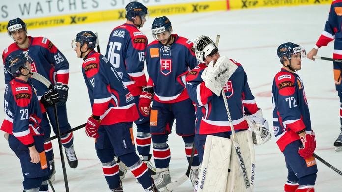 Smutní slovenskí hokejisti po prehre s domácim Nemeckom 1:2 .