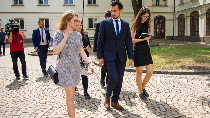 Zástupcovia z iniciatívy Za slušné Slovensko zľava Karolína Farská a Juraj Šeliga. 