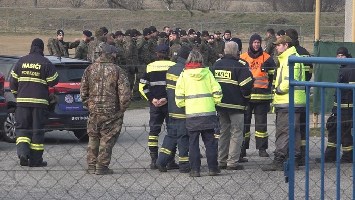 Obyvateľov obce Lúka nad Váhom vystrašila silná koncentrácia ozbrojených zložiek. Pátrajú po nezvestnom vojakovi