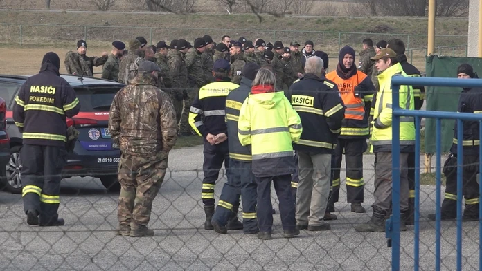 Obyvateľov obce Lúka nad Váhom vystrašila silná koncentrácia ozbrojených zložiek. Pátrajú po nezvestnom vojakovi
