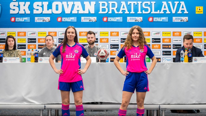 Futbalistky ŠK Slovan Bratislava Alexandra Tejová a Nina Korimová pózujú v nových dresoch počas tlačovej konferencie sekcie ženského futbalu ŠK Slovan Bratislava 21. februára 2023