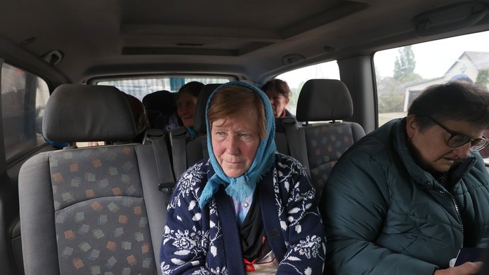 Ruský dron zasiahol  minibus plný ľudí. Deväť civilistov je po smrti, ďalší bojujú o život