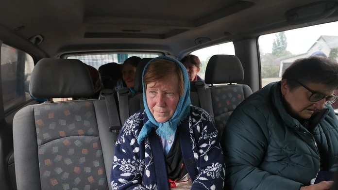 Ruský dron zasiahol  minibus plný ľudí. Deväť civilistov je po smrti, ďalší bojujú o život