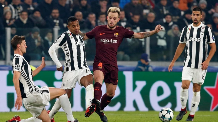 Michael Lang (v strede) z Bazileja jasá po góle v dueli LM proti ManUtd.