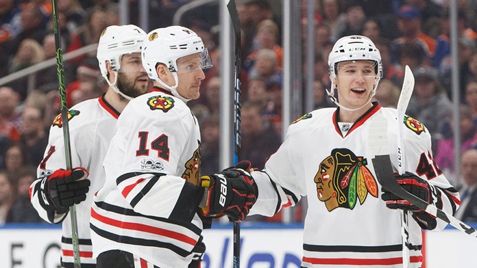 Hráči Chicaga Blackhawks Brent Seabrook (7), Richard Pánik (14) a Gustav Forsling (42).