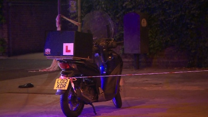 moped, z ktorého muži vylievali žieravú látku.