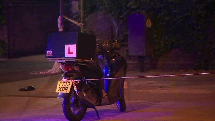 moped, z ktorého muži vylievali žieravú látku.