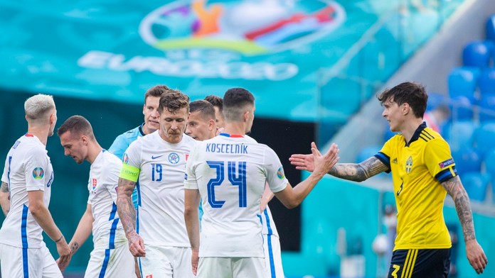 Slovenskí futbalisti, zľava Ondrej Duda, Lukáš Haraslín, Juraj Kucka, Martin Koscelník a Švéd Victor Lindelöf.