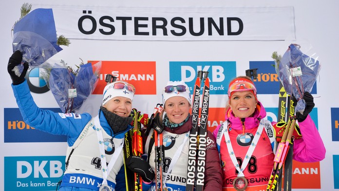 Stupeň víťazov v šprinte biatlonistiek v Östersunde obsadili zľava Kaisa Mäkäräinen, Marie Dorin-Habert a Gabriela Koukalová.