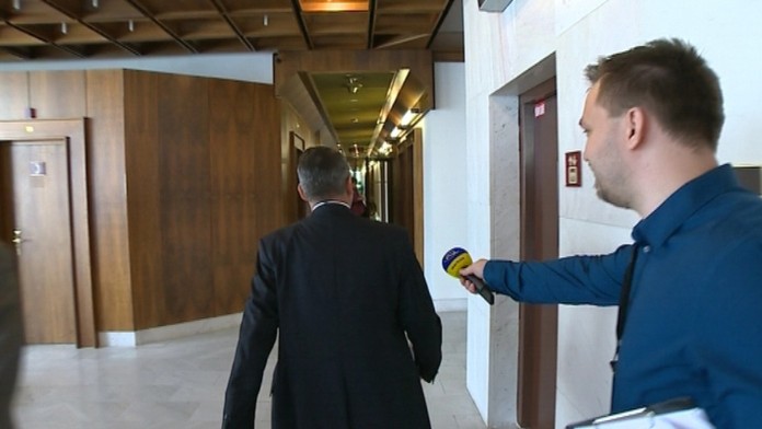 Poslanci utekali pred našou kamerou.