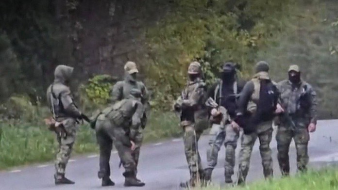 „Malí zelení mužíci“ sa vracajú. Tentoraz pri hraniciach NATO, experti hovoria o novej fáze konfliktu s Ruskom