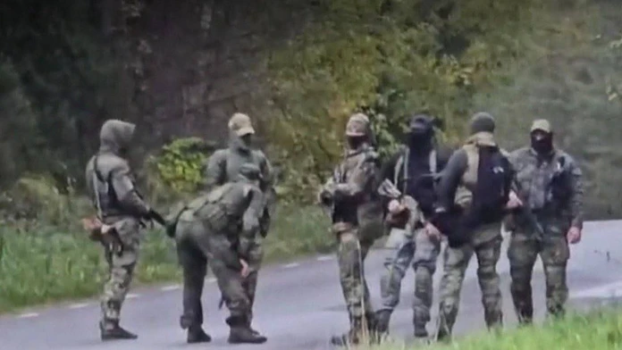 „Malí zelení mužíci“ sa vracajú. Tentoraz pri hraniciach NATO, experti hovoria o novej fáze konfliktu s Ruskom