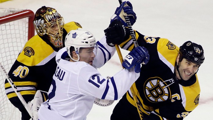 Hokejisti Bostonu Bruins s kapitánom Zdenom Chárom vstúpili do play off NHL víťazne.