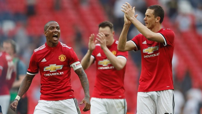 Hráči Manchestru United sa radujú po víťazstve nad Tottenhamom.