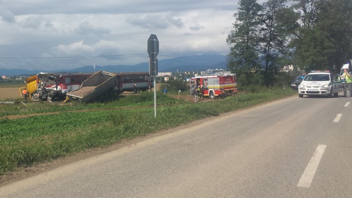 Pri Bánovciach nad Bebravou sa zrazil vlak s kamiónom.
