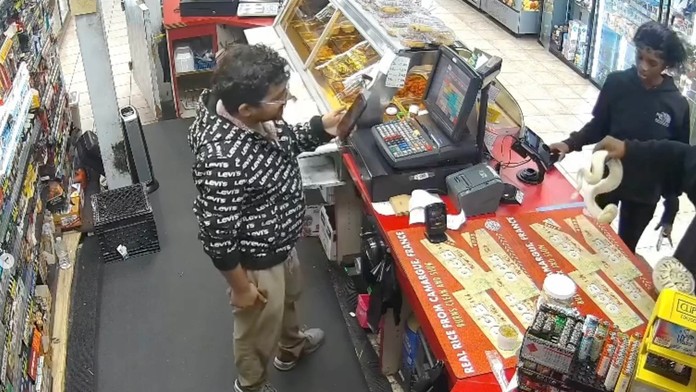 VIDEO: Bizarná lúpež v USA. Zlodeji použili ako zbrane živé pytóny, predavačovi sa vyhrážali udusením