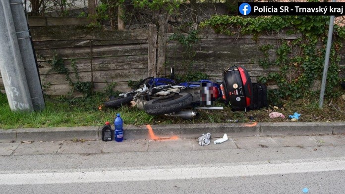 Muž neprežil náraz motorky do stĺpu.