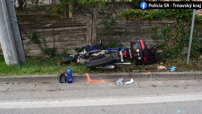 Muž neprežil náraz motorky do stĺpu.